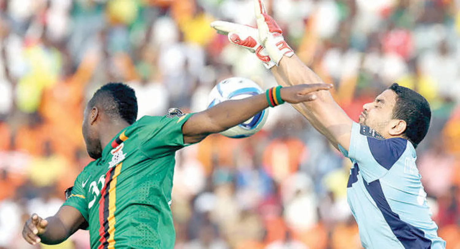 المثلوثي حارس تونس يحاول منع الكرة قبل رأس مايوكي لاعب الكونغو الديمقراطية (أ.ب)