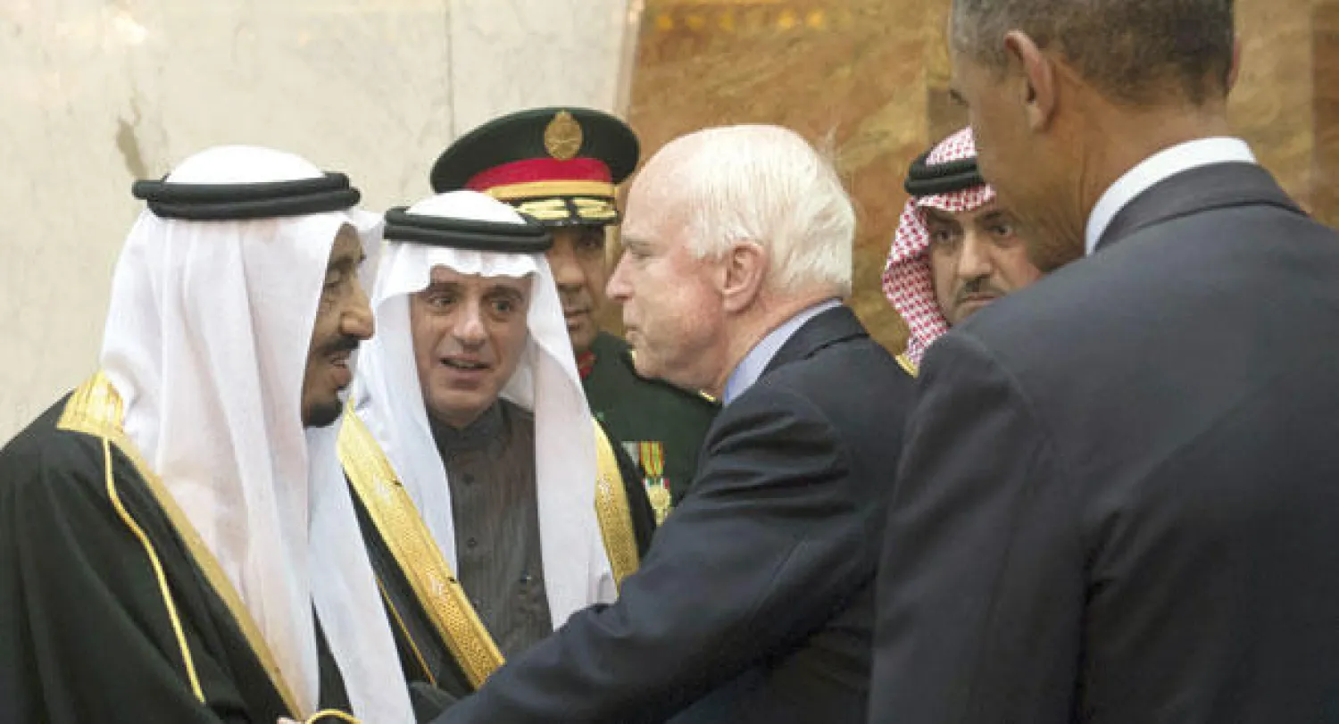 خادم الحرمين الشريفين الملك سلمان يصافح السناتور الجمهوري جون ماكين  بحضور الرئيس الأميركي أوباما أمس (أ.ف.ب)