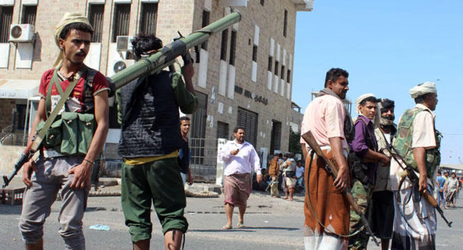 مقاتلون جنوبيون من اللجان الشعبية المحلية متأهبون لمواجهة الحوثيين في عدن أمس (أ.ف.ب)