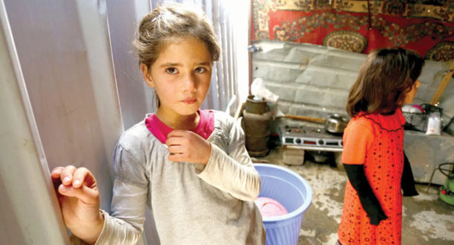 فتاة نزحت مع أسرتها هربا من «داعش» في مأوى للنازحين بالنجف (أ.ف.ب)