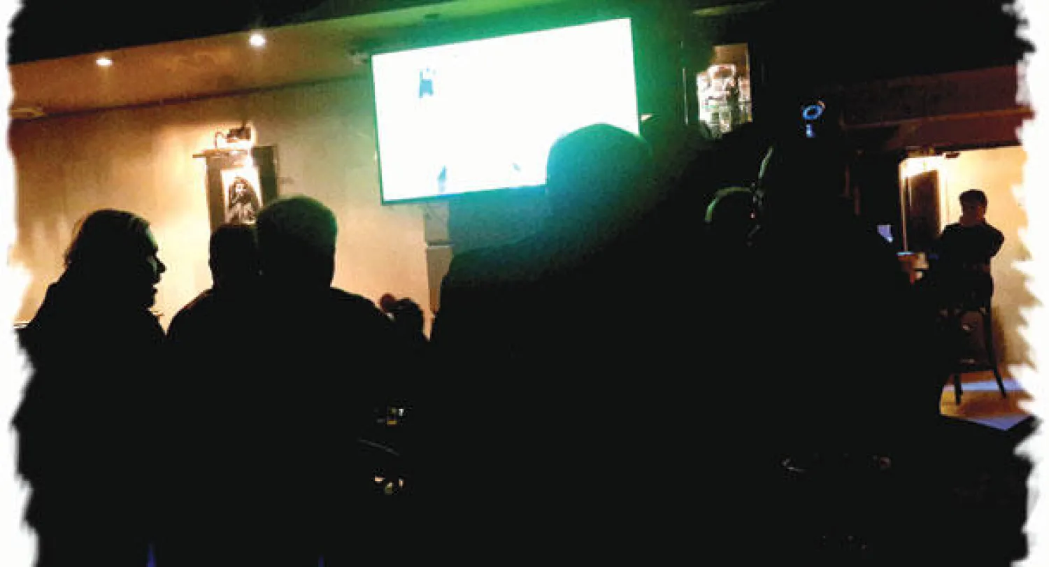 إحدى جلسات اللاجئين في مصر تضم ليبيين وسوريين (تصوير: الشرق الأوسط»)