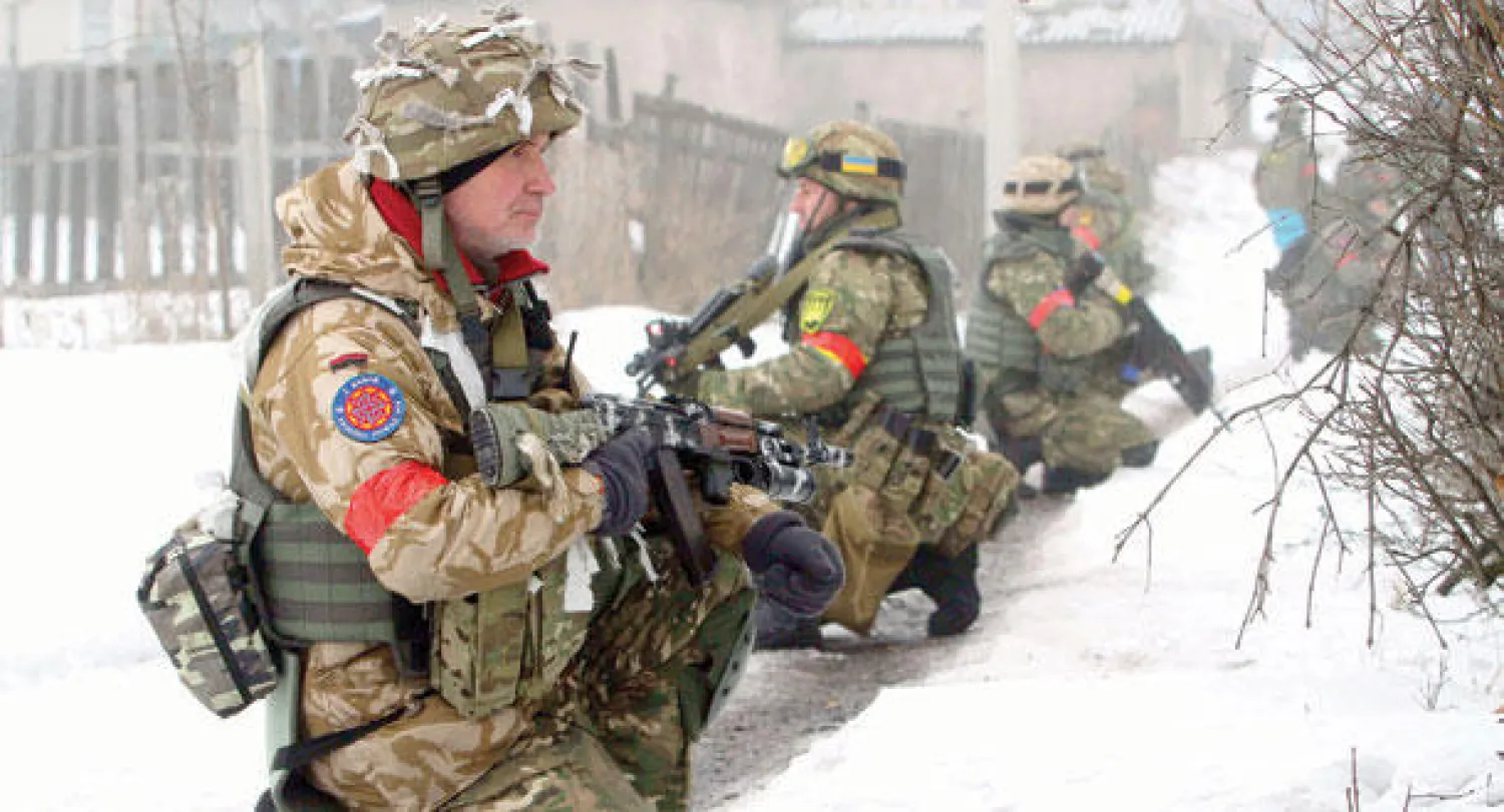 جنود أوكرانيون خلال عملية أمنية في بلدة تابعة لمنطقة لوغانسك التي تخضع لسيطرة الانفصاليين في شرق أوكرانيا أمس  (ا.ف.ب)