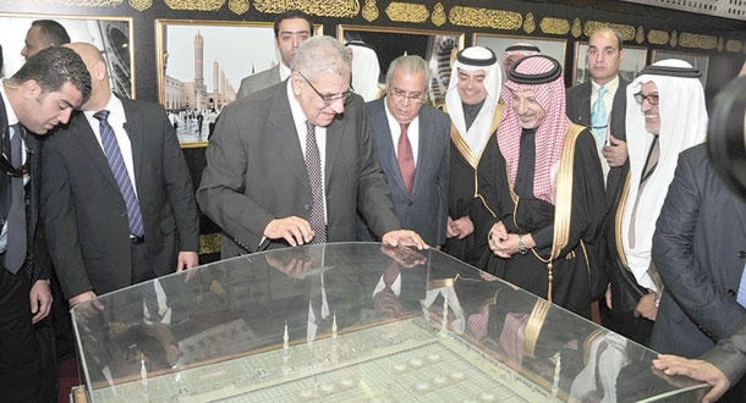 إبراهيم محلب رئيس الوزراء المصري يرافقه الدكتور جابر عصفور وزير الثقافة المصري.. والسفير أحمد بن عبد العزيز قطان السفير السعودي لدى مصر