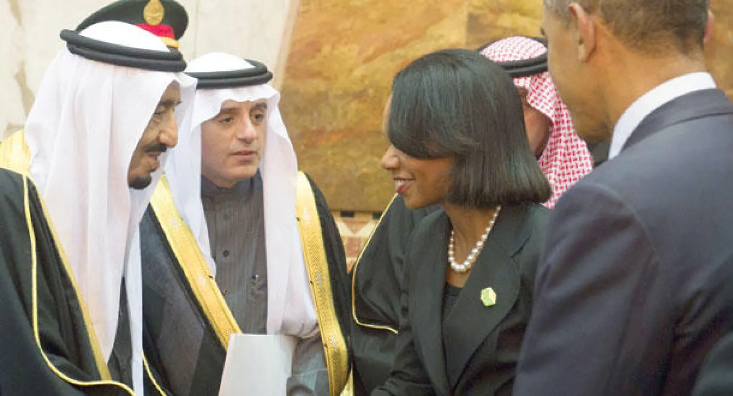 الملك سلمان بن عبدالعزيز أثناء استقباله وزيرة الخارجية الأميركية السابقة كونداليزا رايس أمس (أ.ف.ب)