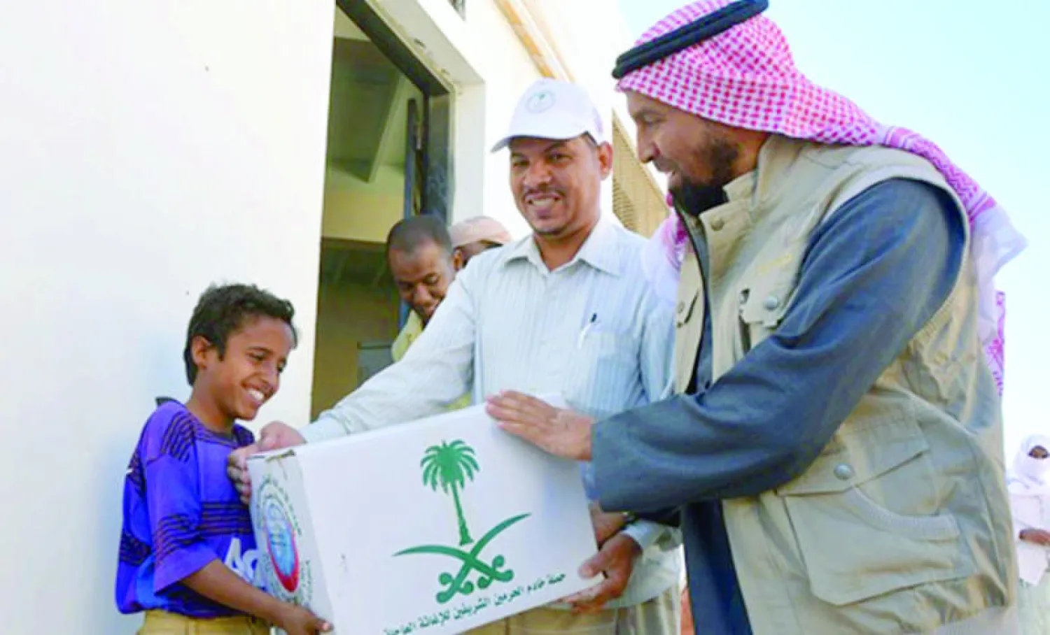 حملة الملك الراحل عبد الله بن عبد العزيز توزع مساعدات غذائية لعدد من محافظات اليمن (واس)