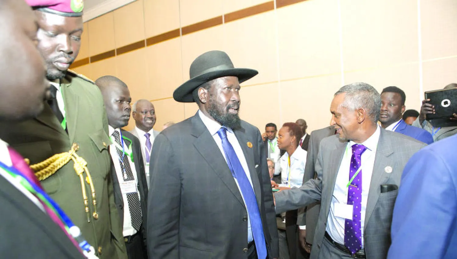 رئيس جنوب السودان لدى وصوله الى اجتماع الايقاد في اديس ابابا أمس (أ.ف.ب)