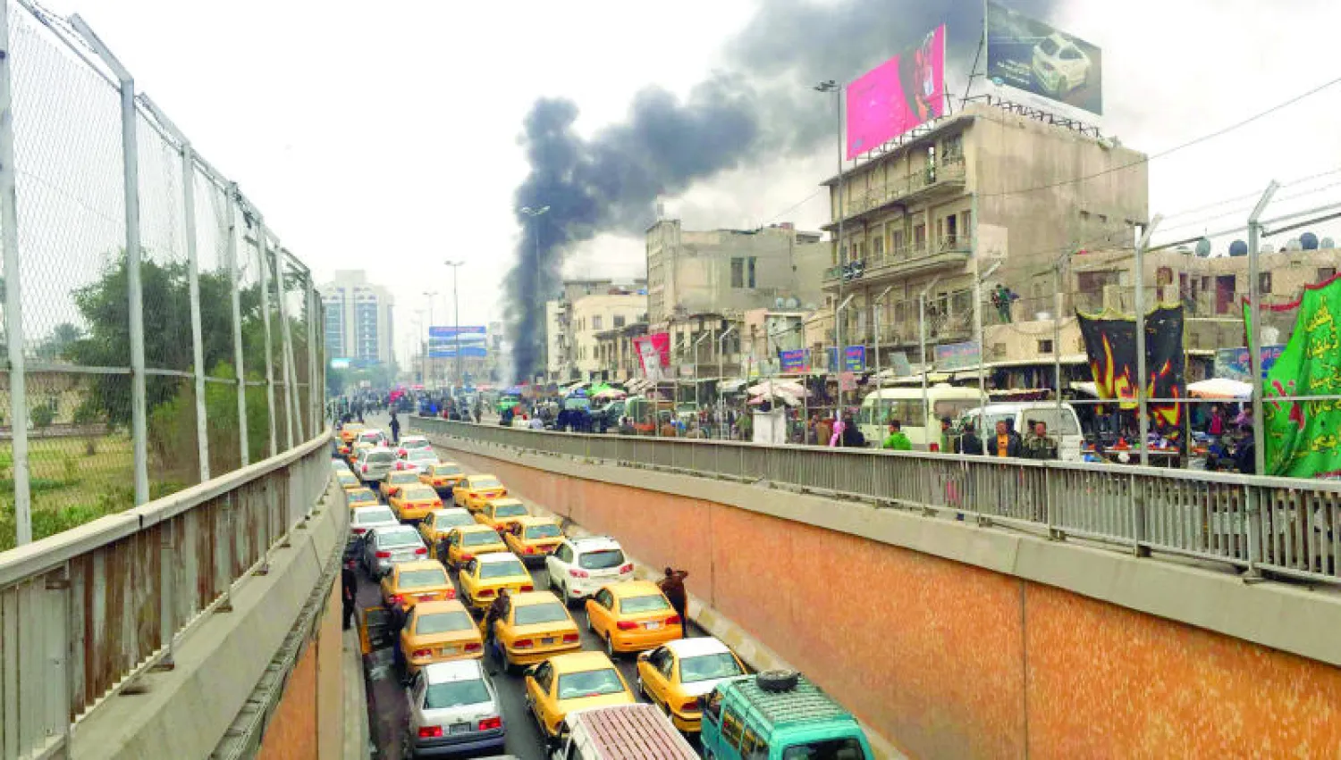 طوابير سيارات متوقفة في نفق ساحة التحرير إثر انفجار في سوق الباب الشرقي وسط بغداد حيث ترى سحب الدخان تتصاعد من موقع الانفجار (رويترز)