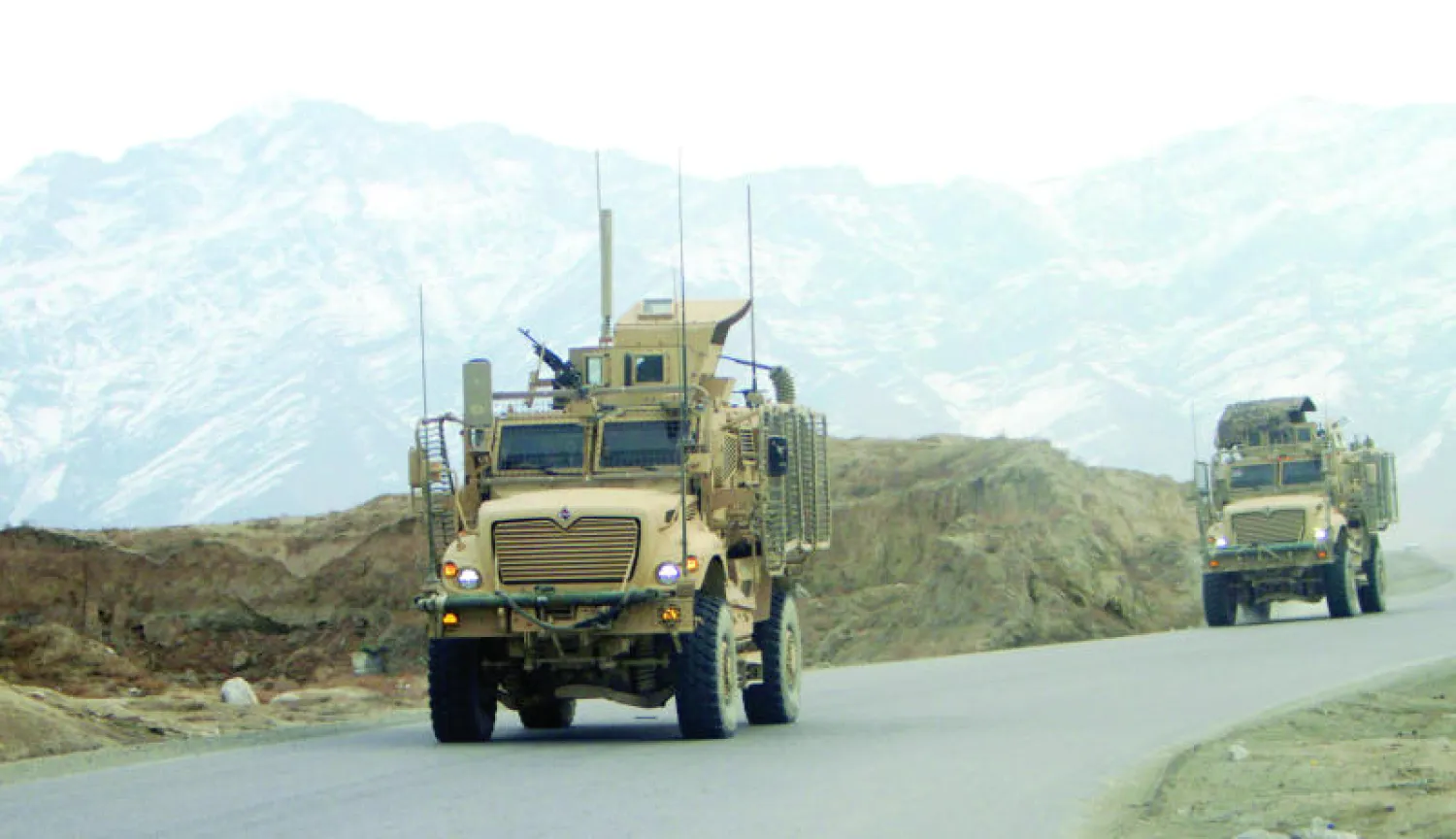 قوات مدرعة أفغانية على الطريق السريع بالقرب من مطار كابل (إ.ب.أ)