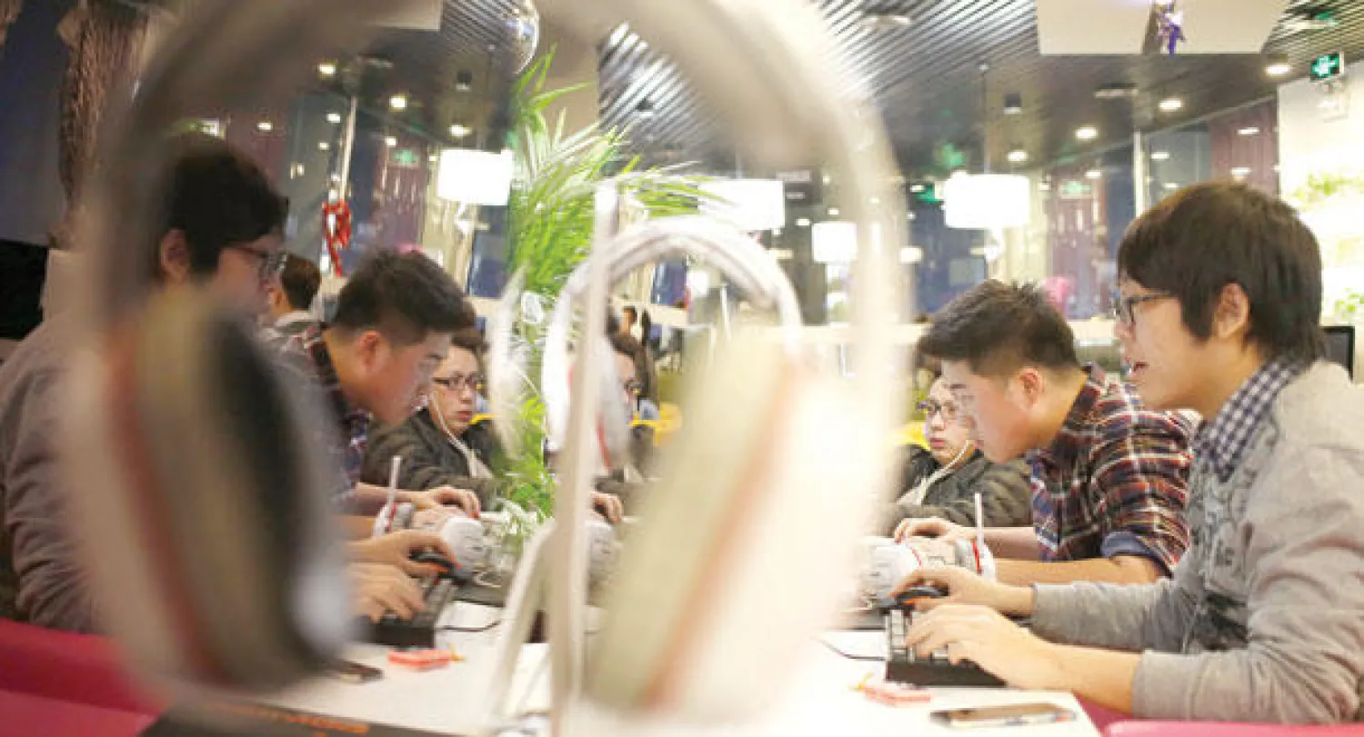 صينيون داخل مقهى للإنترنت في بكين الثلاثاء الماضي (إ.ب.أ)