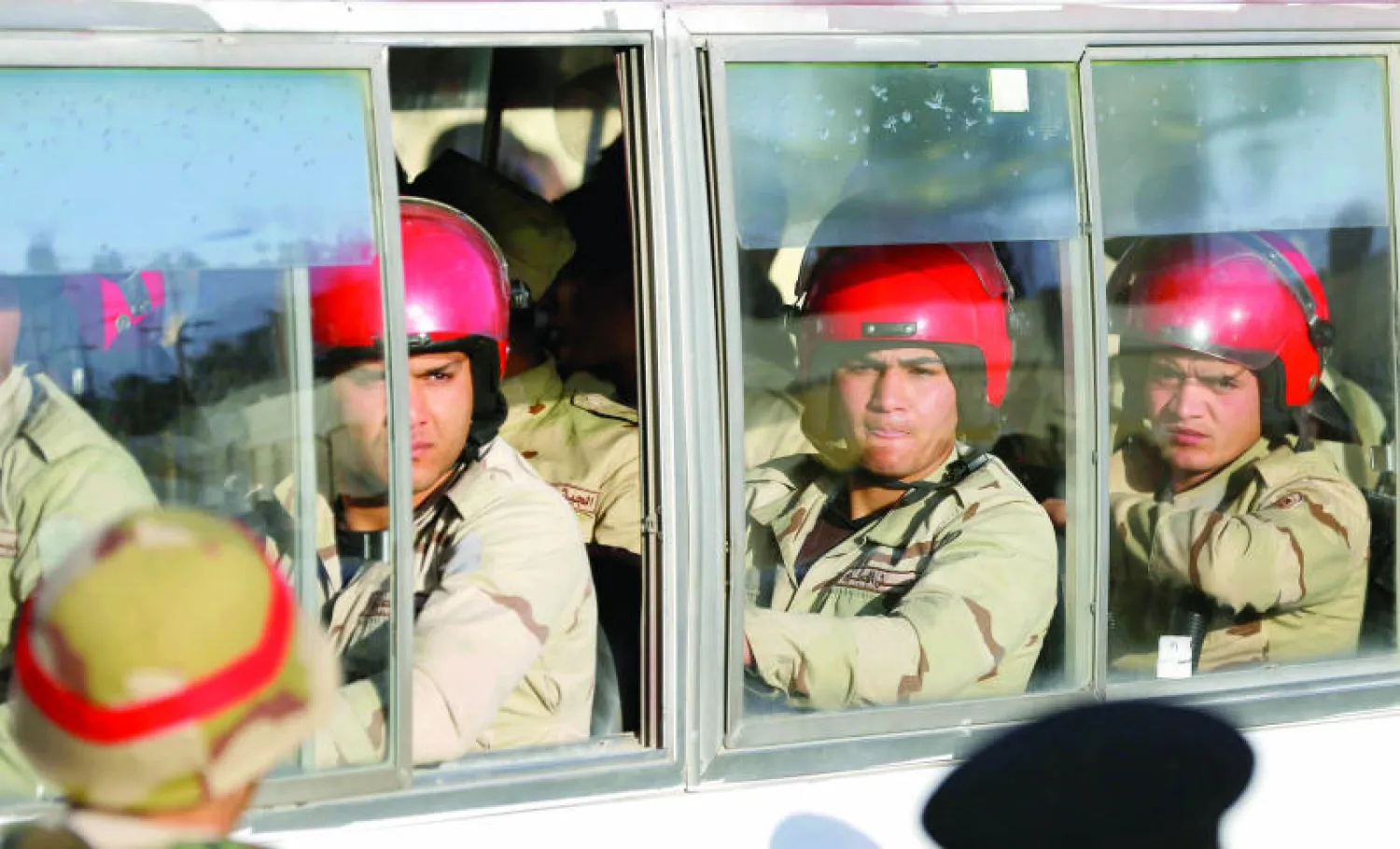 جنود الشرطة العسكرية يصلون إلى مطار ألماظة العسكري قبل وصول جثامين قتلى تفجيرات وهجمات وقعت الليلة قبل الماضية في شبه جزيرة سيناء (أ.ب)