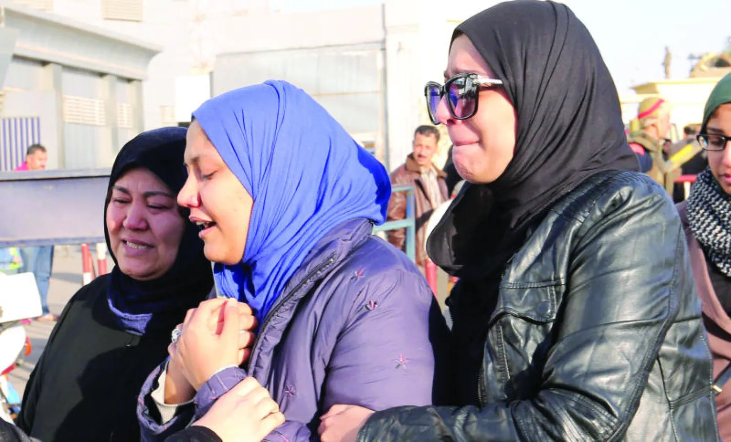 أمهات الجنود والضباط المصريين الذين قتلوا في هجمات إرهابية في سيناء أول من أمس قبل تشييع جثامينهم حيث وقعت 4 هجمات منفصلة على قوات الجيش والشرطة في شمال سيناء تعد من أعنف الهجمات دموية في سنوات (إ.ب.أ)