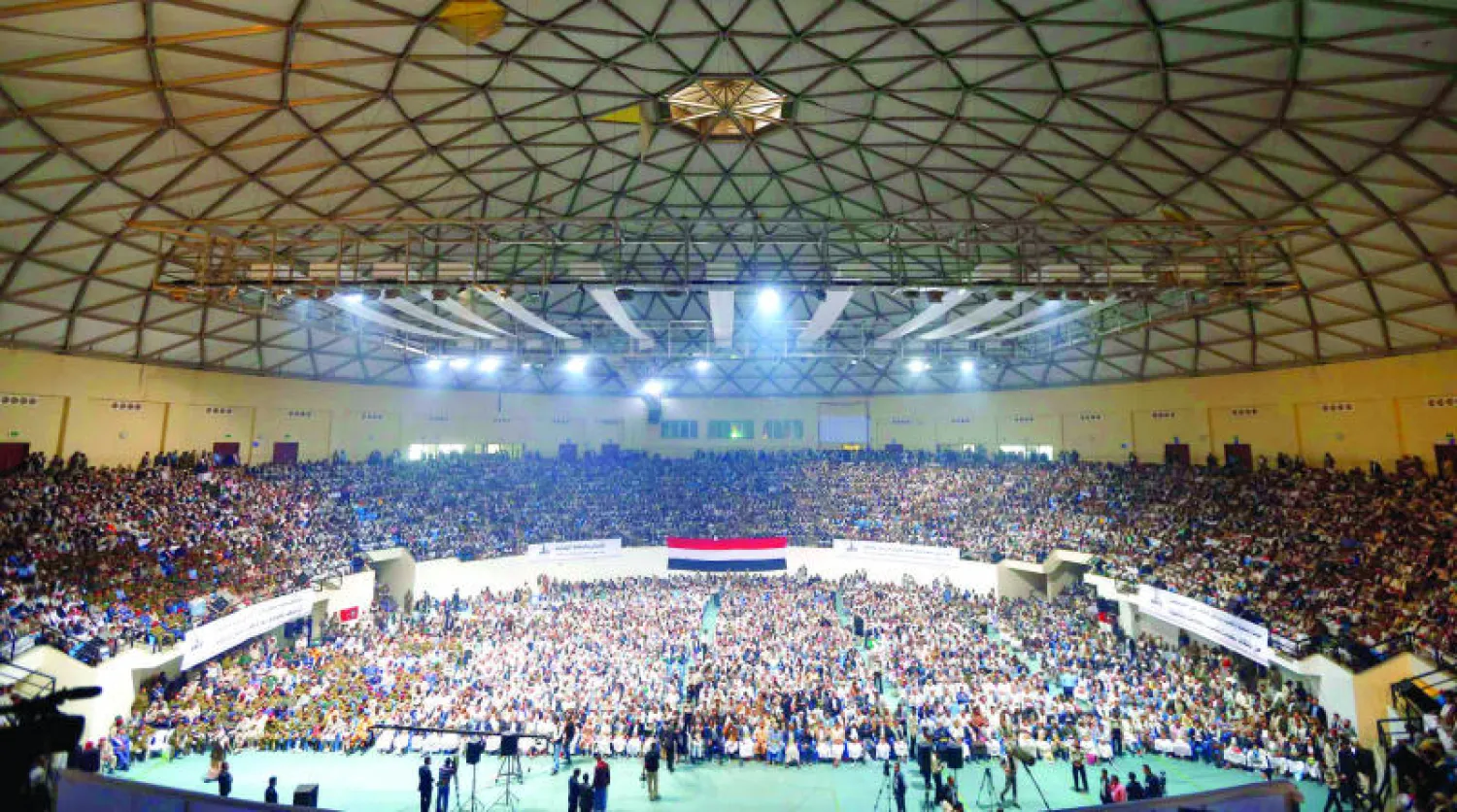 أتباع الحوثي يحتشدون في تجمع شعبي في صنعاء أمس (رويترز)