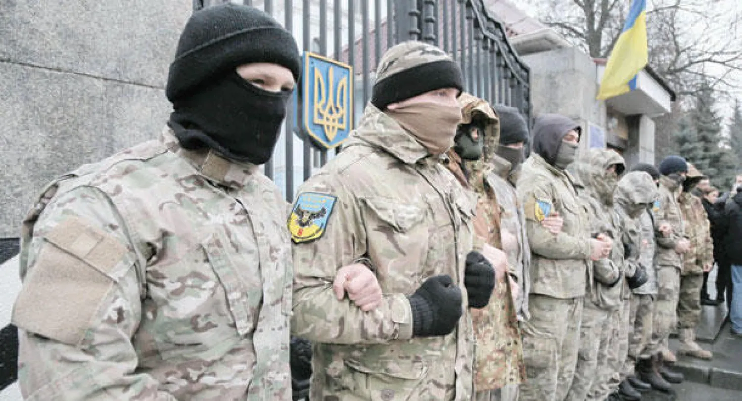 متطوعون في كتيبة "آيدار" يتظاهرون أمام مقر وزارة الدفاع الأوكرانية بكييف احتجاجاً على قرار بتغيير قيادتهم أمس. وتضم الكتيبة حالياً متطوعين بانتظار دمجها رسمياً في الجيش الأوكراني (ا.ب)