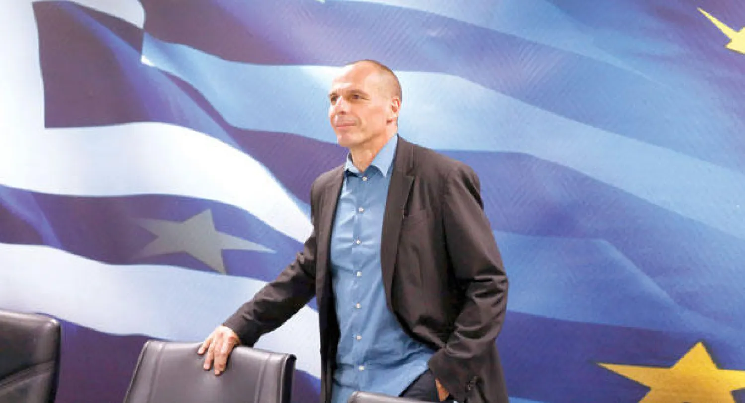 وزير المالية اليوناني يانيس فاروفاكيس خلال المؤتمر الصحافي في أثينا أمس (رويترز)