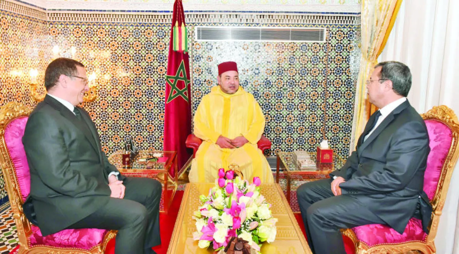 الملك محمد السادس خلال استقباله أمس بالقصر الملكي بفاس عبد اللطيف زعنون ووزير الاقتصاد والمالية محمد بوسعيد (ماب)