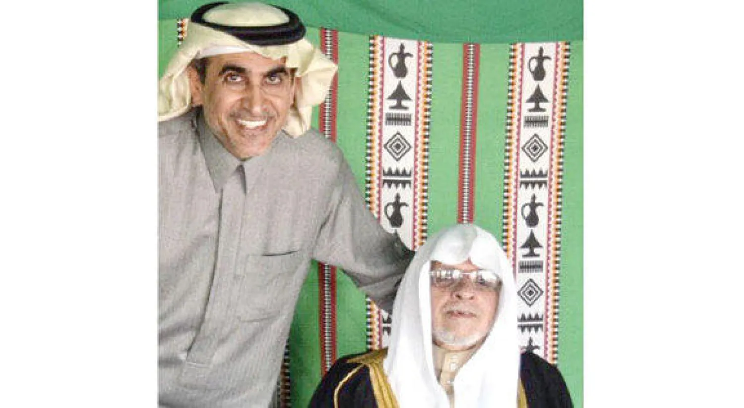 عزام الدخيل مع معلمه محمد بن عبد الرحمن اليوسف