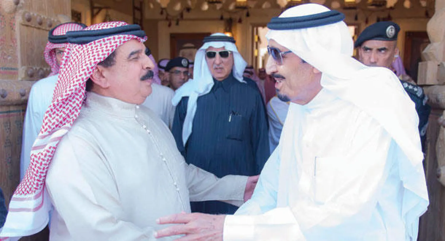 خادم الحرمين الشريفين الملك سلمان بن عبد العزيز لدى استقباله ملك البحرين حمد بن عيسى آل خليفة في مزرعته بالدرعية أمس (واس) (تفاصيل ص 2)