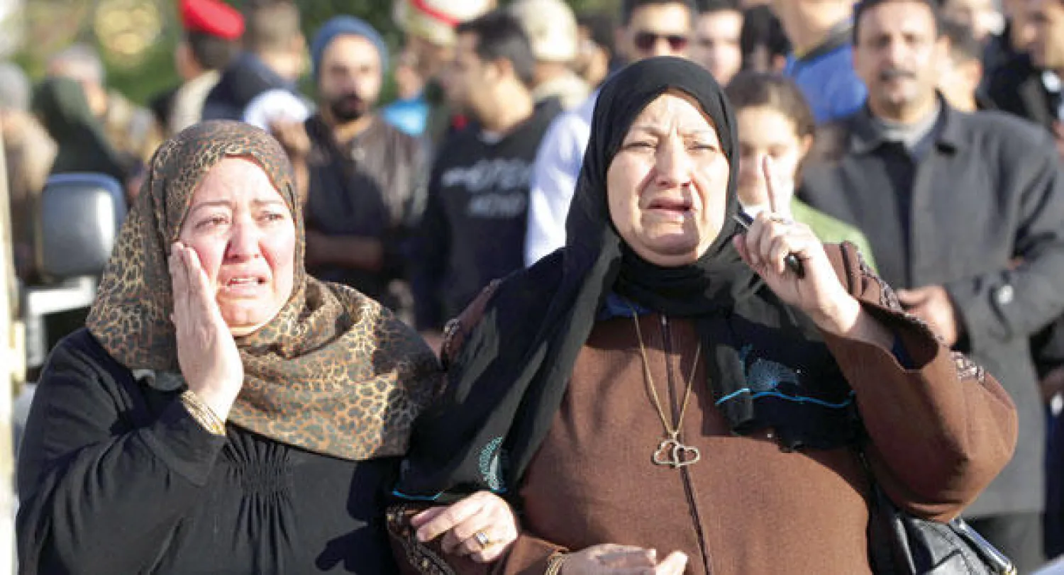 دموع وأحزان عائلات ضحايا التفجيرات الإرهابية في سيناء لحظة خروج جثامين ذويهم أمس (إ.ب.أ)