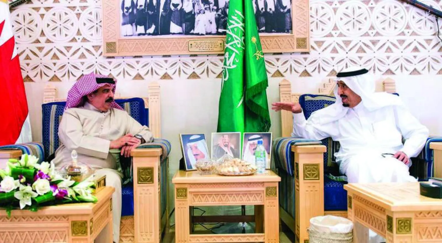 خادم الحرمين الشريفين لدى استقباله ملك البحرين أمس (واس)