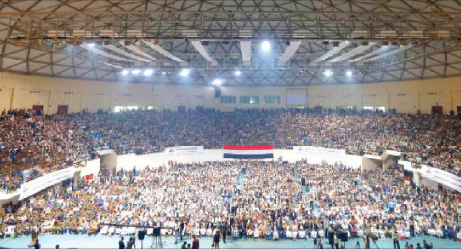 أتباع الحوثي يحتشدون في تجمع شعبي في صنعاء أمس (رويترز)