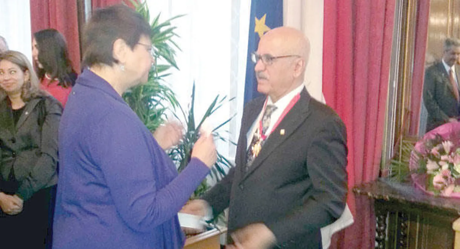 الحربش يتسلم الوسام من عمدة فيينا