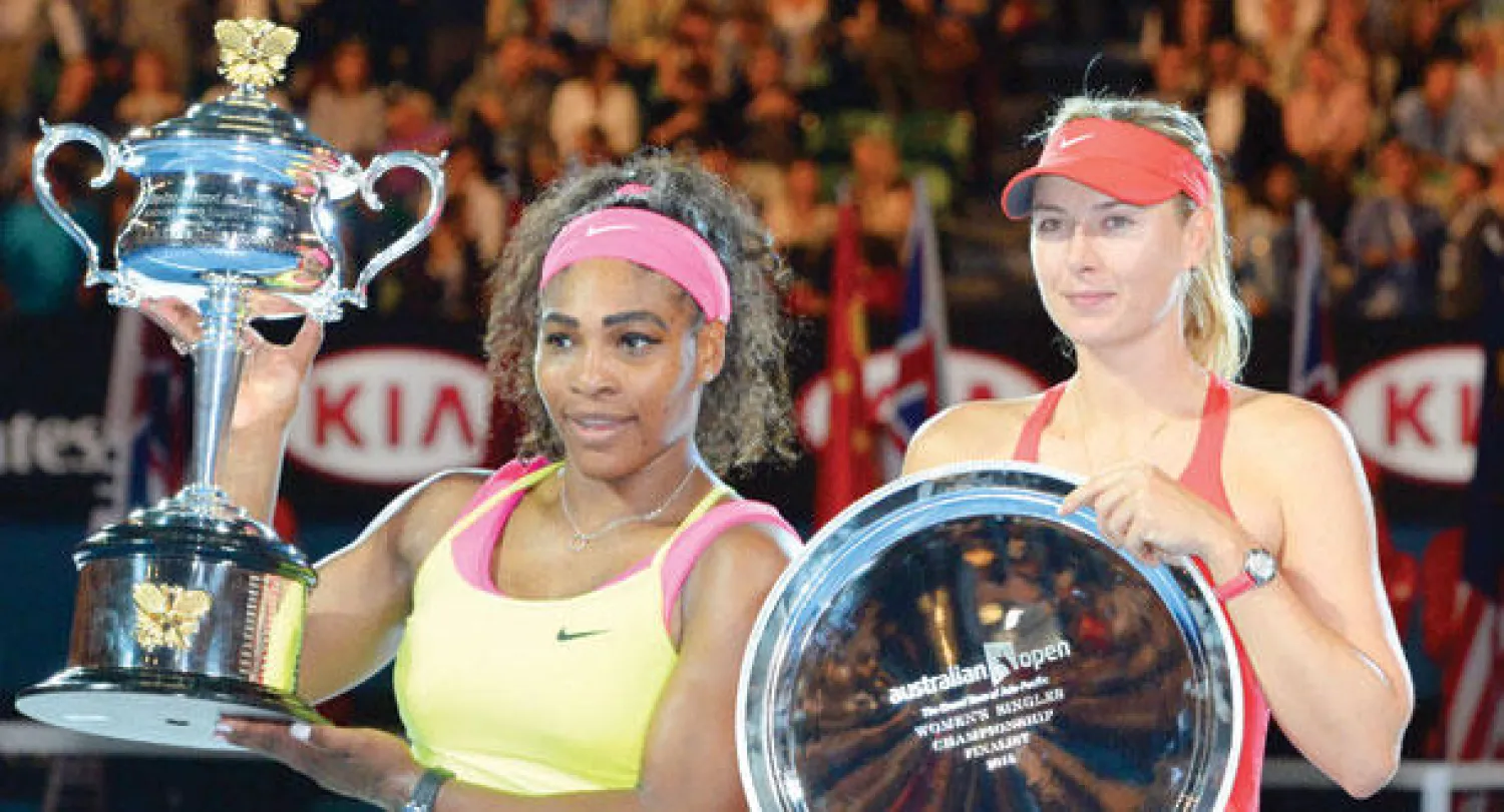 سيرينا ويليامز بطلة أستراليا المفتوحة مع الوصيفة ماريا شارابوفا (أ.ف.ب)