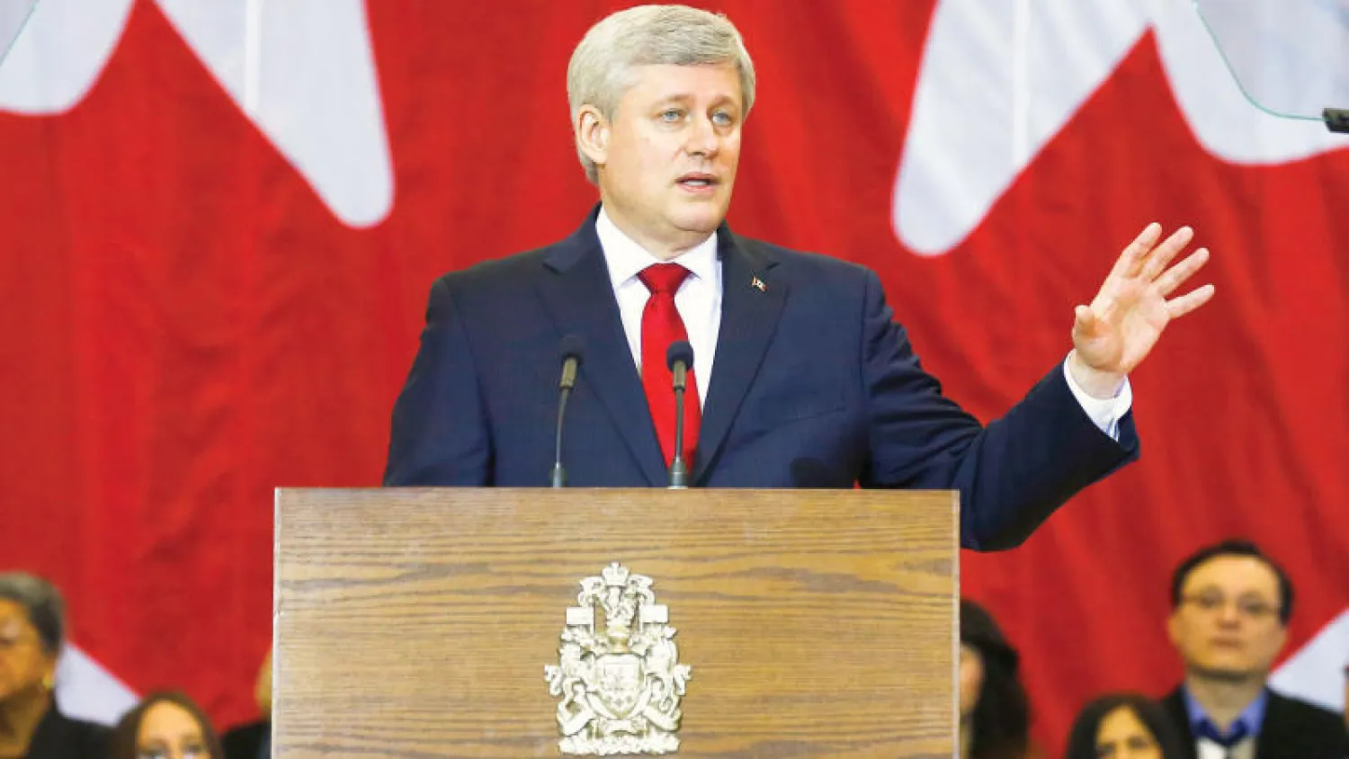 ستيفن هاربر رئيس الوزراء الكندي يتحدث في مؤتمر صحافي عن مشروع قانون مكافحة الإرهاب الجديد أمس (رويترز)