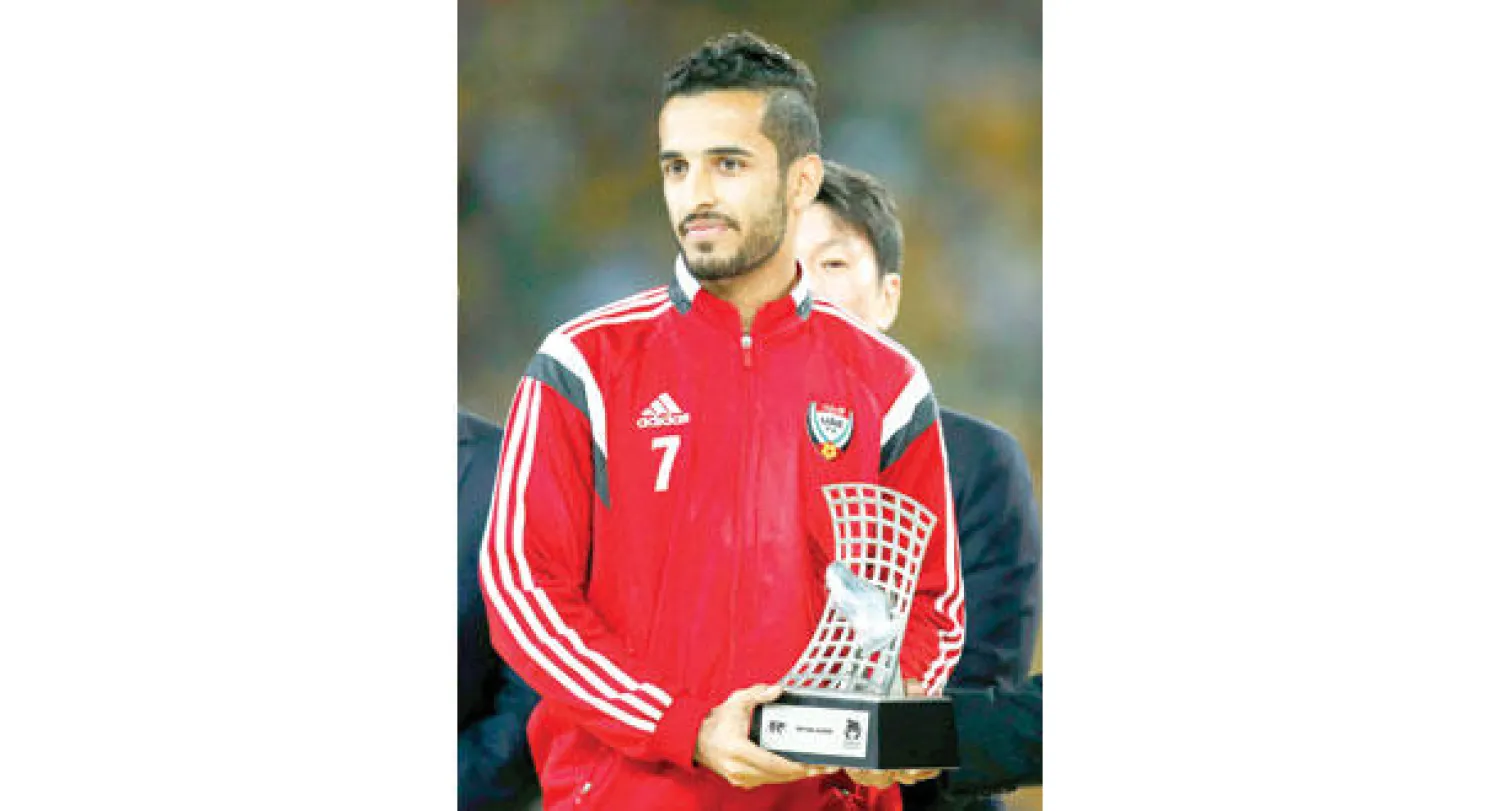 علي مبخوت متوجا بكأس هداف البطولة (رويترز)