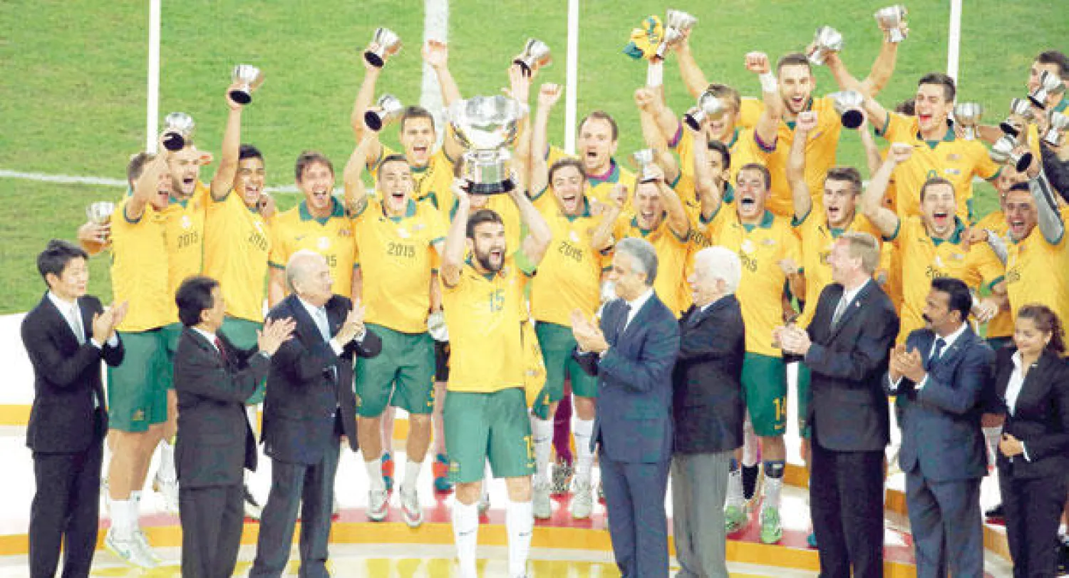 الشيخ سلمان آل خليفة خلال تتويجه المنتخب الأسترالي (رويترز)