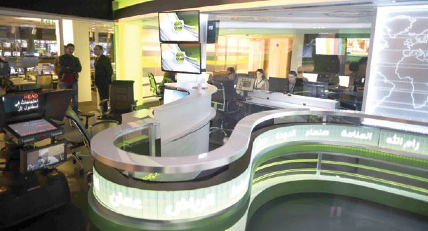 صالات التحرير في قناة {العرب} تستعد لليوم الأول من البث الفضائي (أ.ف.ب)