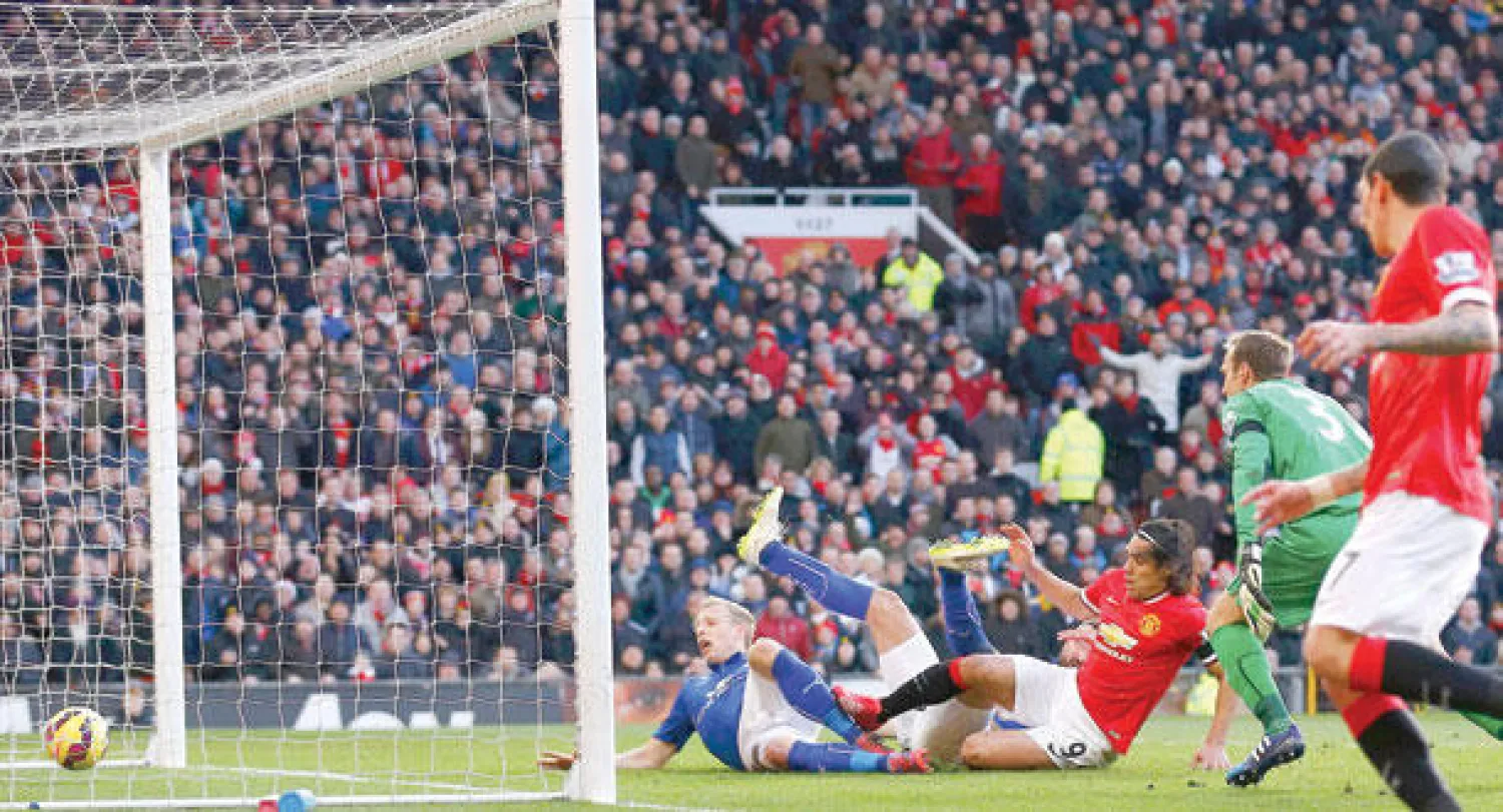 فالكاو (9) يضيف  الهدف الثاني ليونايتد (رويترز)