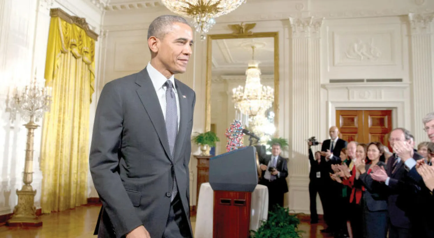 خلال الأيام التي أعقبت العمليات الإرهابية في باريس واجه الرئيس باراك أوباما انتقادات لتعمده تفادي وصف الهجمات بأنها تمثل «التطرف الإسلامي» مكتفيا بمصطلح «التطرف العنيف» (أ.ب)