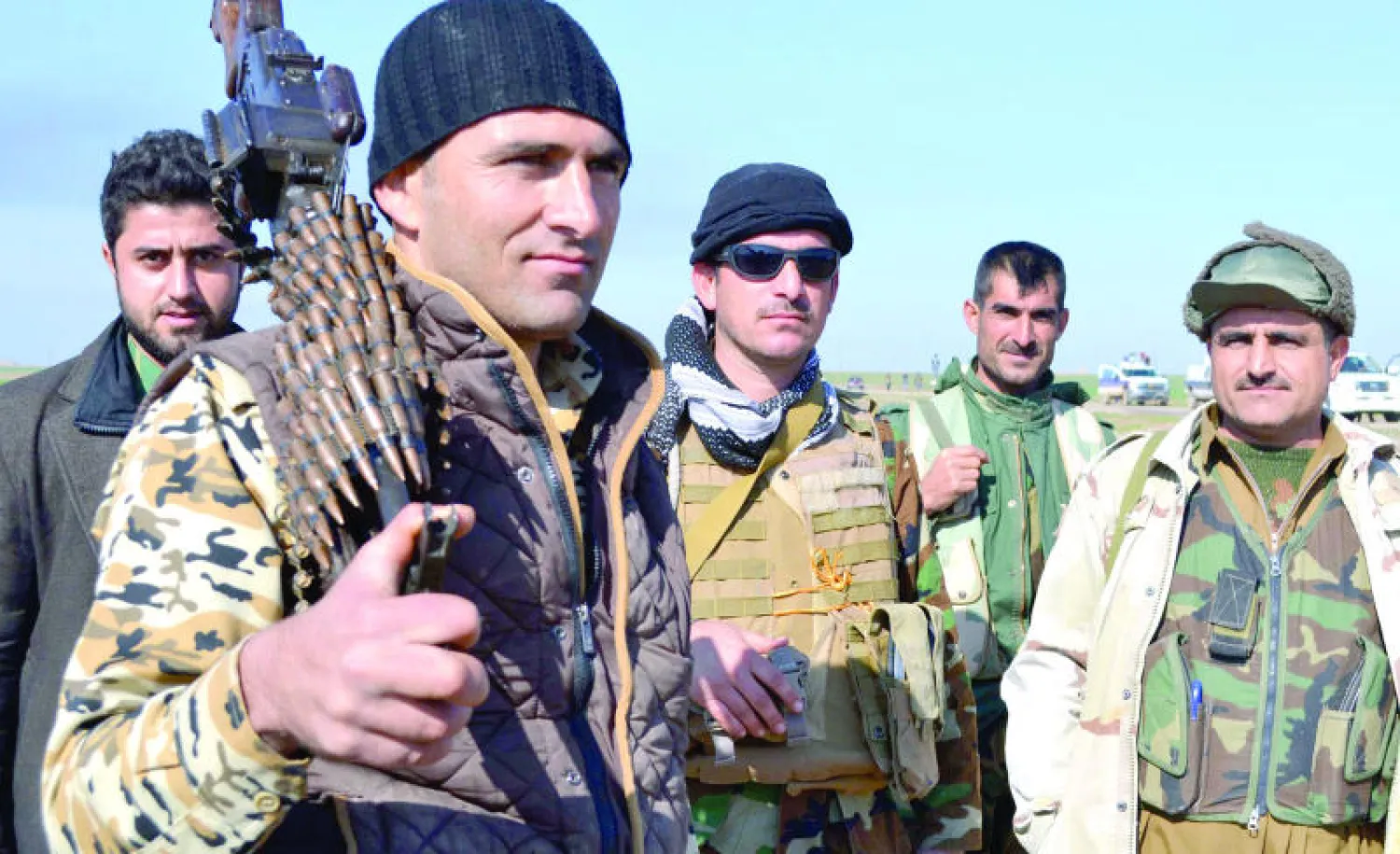 عناصر في البيشمركة الكردية خلال عملية تحرير حقل خباز النفطي قرب كركوك أمس (أ.ف.ب)