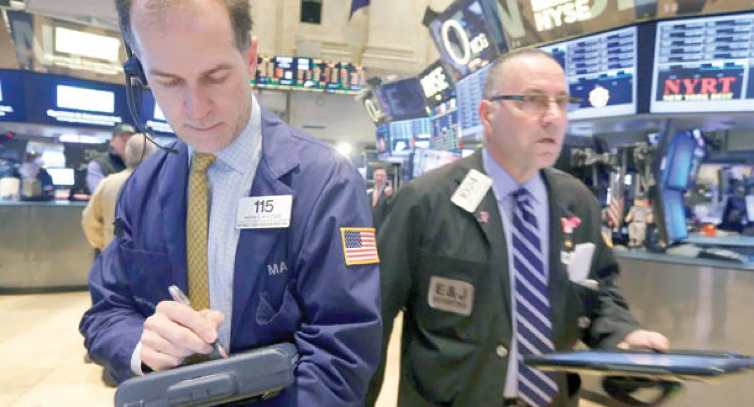 متعاملان في بورصة نيويورك يتابعان مؤشرات الأسهم أول من أمس (أ.ب)