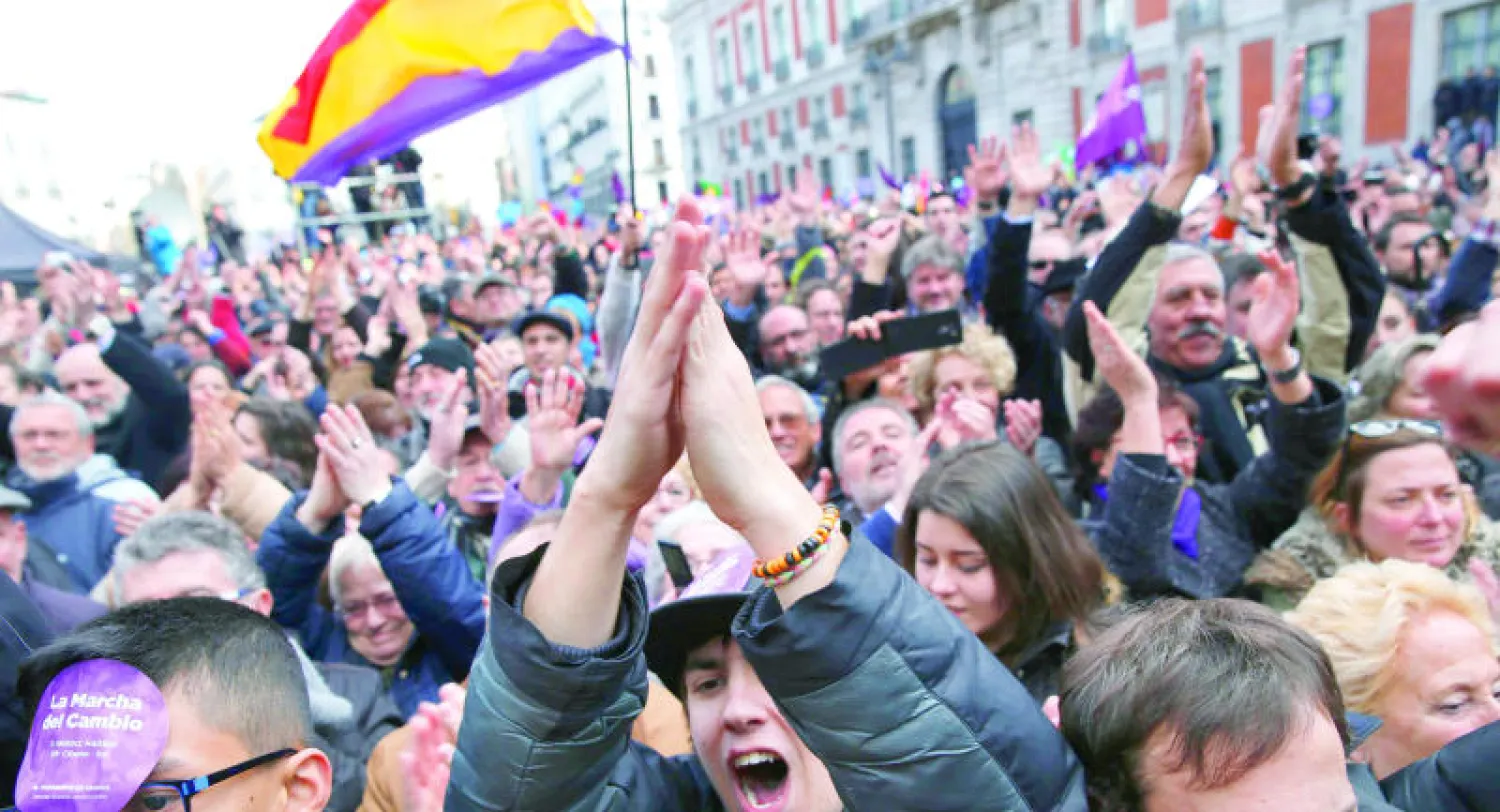 آلاف الإسبان لدى مشاركتهم في التظاهرة المنددة بالتقشف في مدريد أمس (رويترز)