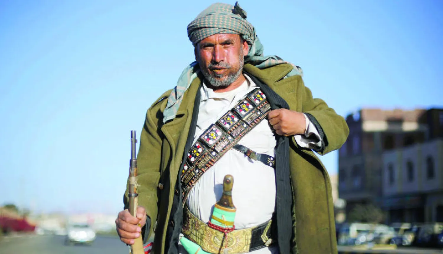 مقاتل حوثي يقوم بتأمين أحد شوارع صنعاء أول من أمس (رويترز)