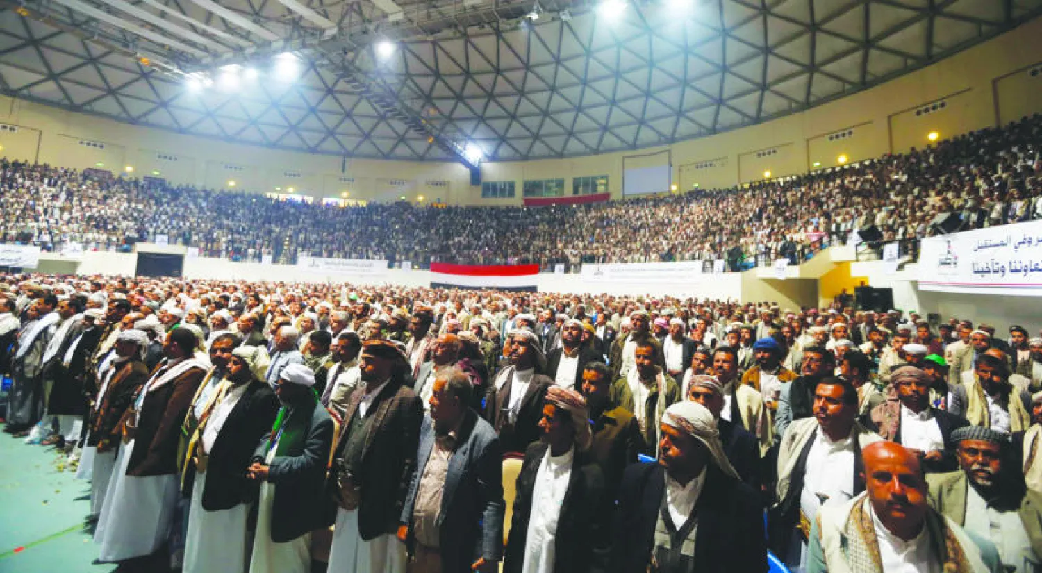 أنصار الحركة الحوثية في اليمن خلال اجتماع لهم في صنعاء أمس (رويترز)