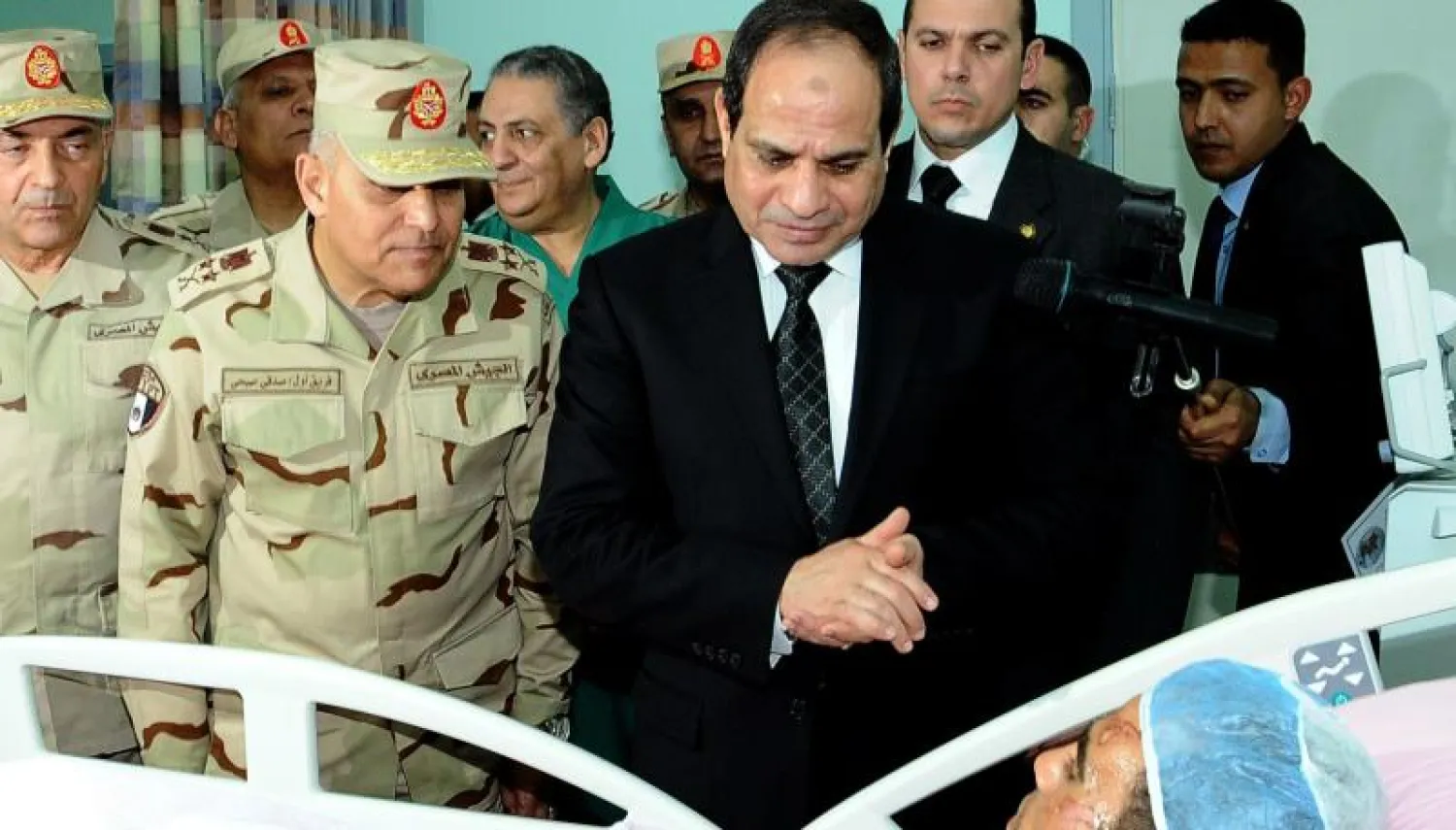 الرئيس عبد الفتاح السيسي يزور المصابين في الأحداث الإرهابية من أبطال القوات المسلحة بمستشفى مجمع الجلاء الطبي أمس (أ.ف.ب)