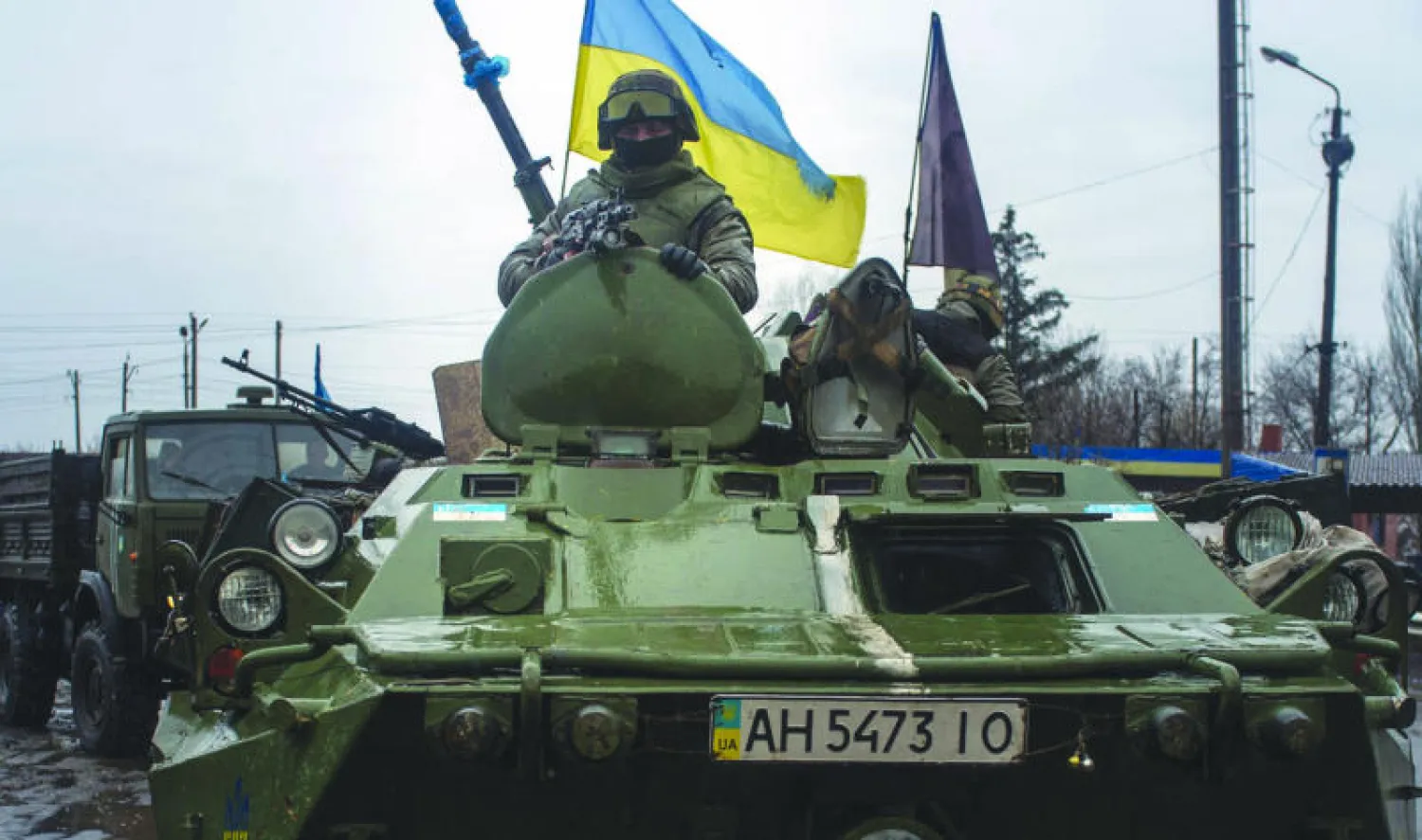 دبابات أوكرانية في مقاطعة دونيتسك الشرقية أمس حيث احتدمت المعارك مجددا (أ.ف.ب)