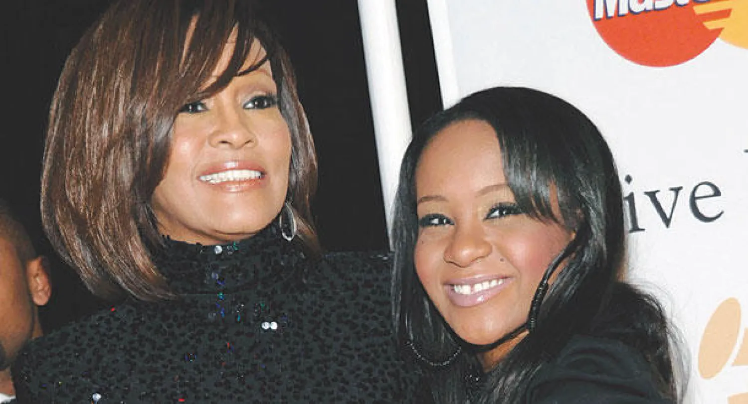 صورة أرشيفية لبوبي كريستينا براون مع والدتها الراحلة ويتني هيوستن (أ.ب)