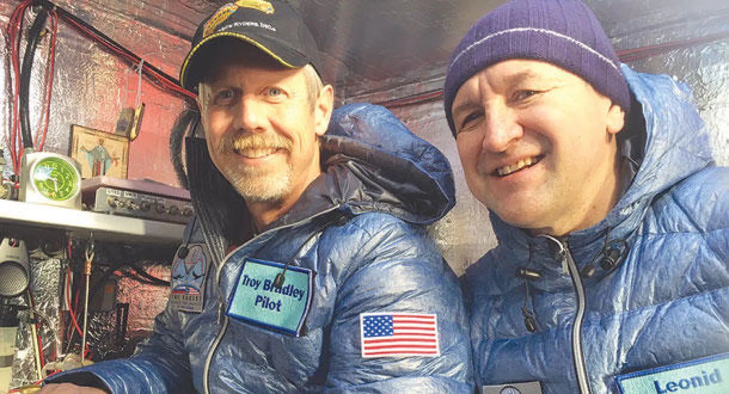 تروي برادلي من نيو مكسيكو والروسي ليونيد تيوختياف داخل المنطاد (أ.ب)