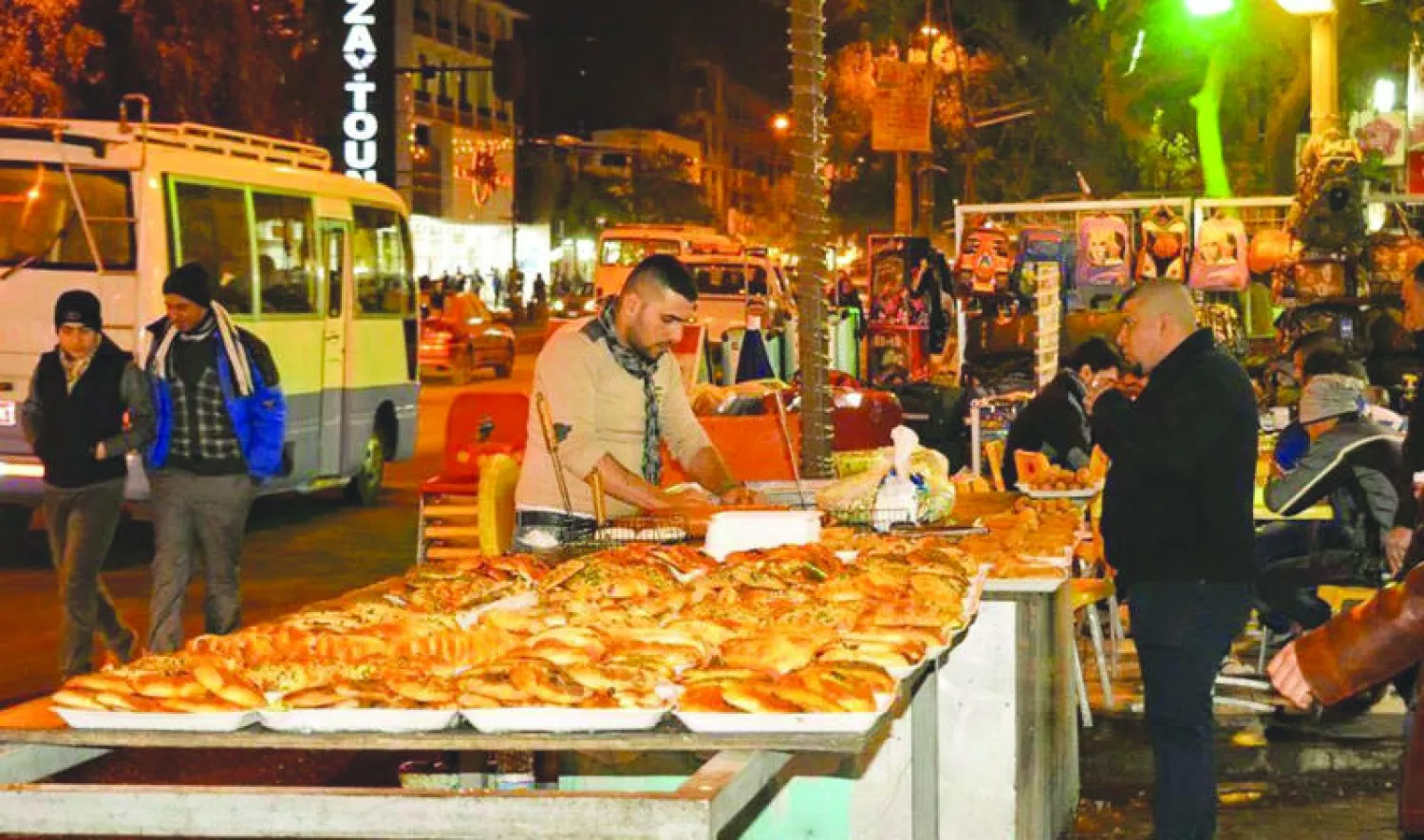 بغداديون يتبضعون حتى ساعة متأخرة من الليل مع تحسن الوضع الأمني في مدينتهم («الشرق الأوسط»)