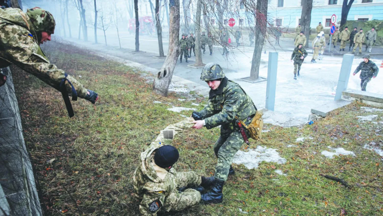 مواجهة بين جندي وعنصر من ميليشيا «إيدار» في كييف حيث تظاهر أعضاء الميليشيا ضد إعلان وزارة الدفاع الأوكرانية قرار حلها أمس (إ.ب.أ)
