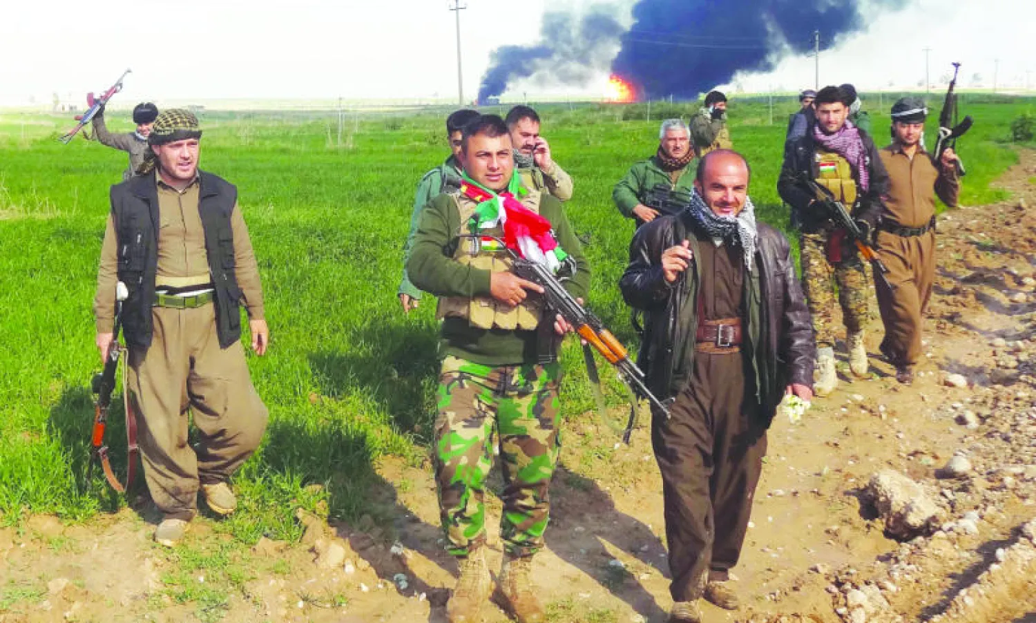 عناصر في البيشمركة الكردية ينتشرون في حقل «خباز» النفطي غرب كركوك أمس غداة استعادته من تنظيم داعش الذي أضرم النار فيه (أ.ف.ب)