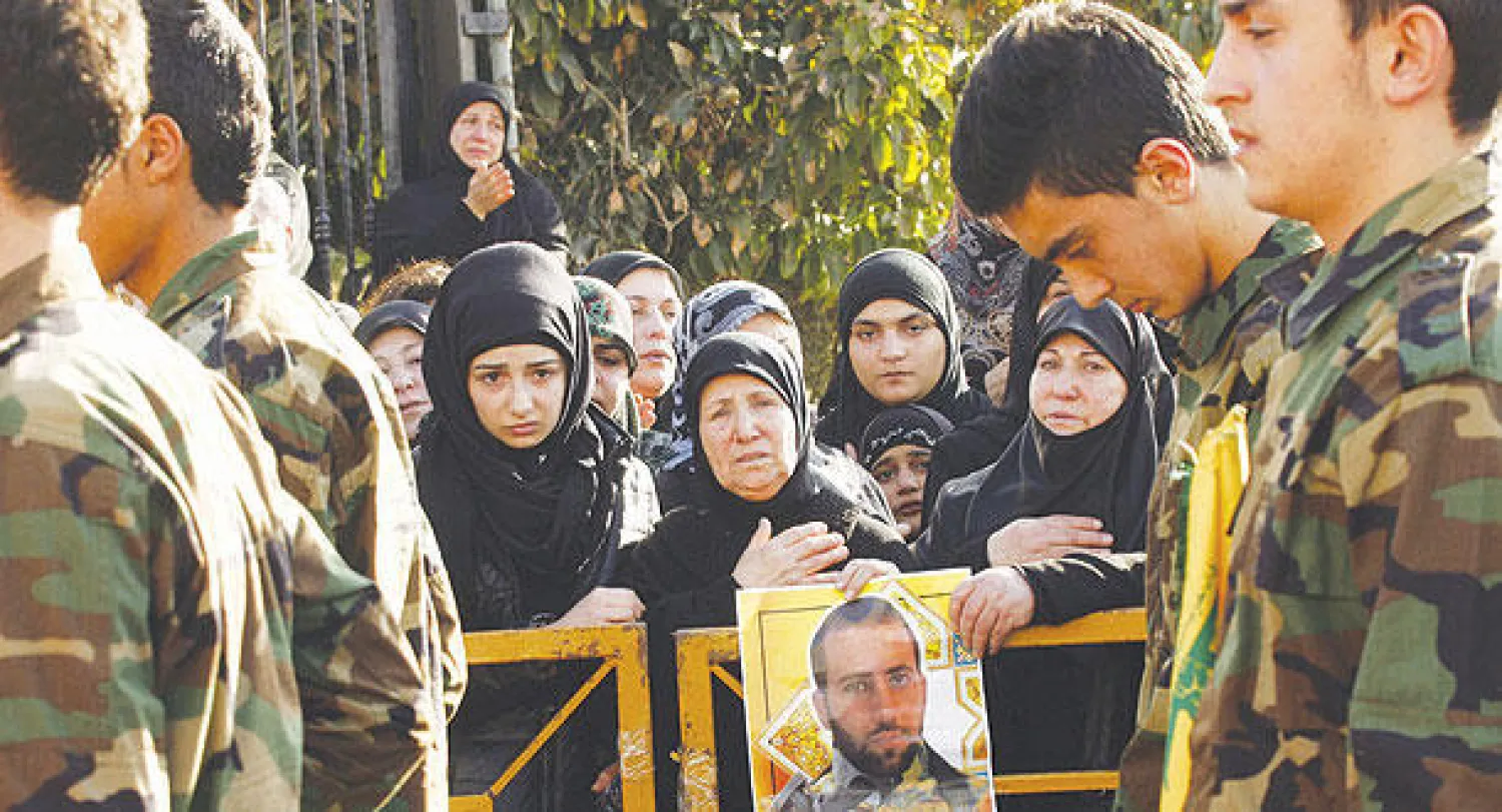 لبنانيات يبكين أمس في جنازة شادي حوماني احد عناصر حزب الله الذي كان من ضمن من قتلوا  بتفجير حافلة  لزوار لبنانيين في دمشق (أ.ف.ب)