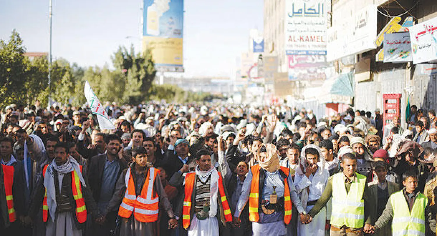 مؤيدون للحوثيين يحتشدون وسط صنعاء أمس (رويترز)