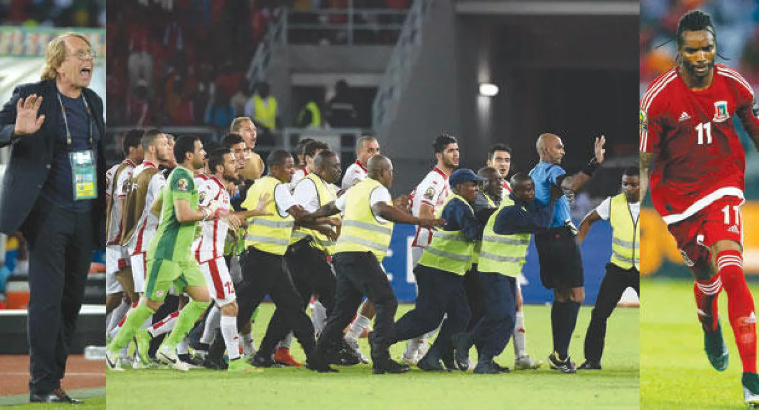 بالبوا نجم غينيا الاستوائية يحتفل بهدفيه في مرمى تونس (رويترز)  -  الحكم سيشورن يخرج في حراسة الأمن خوفا من اعتداء لاعبي تونس الغاضبين عليه (أ.ف.ب)  -  حلم لوروا مع الكونغو تحول إلى كابوس (أ.ف.ب)