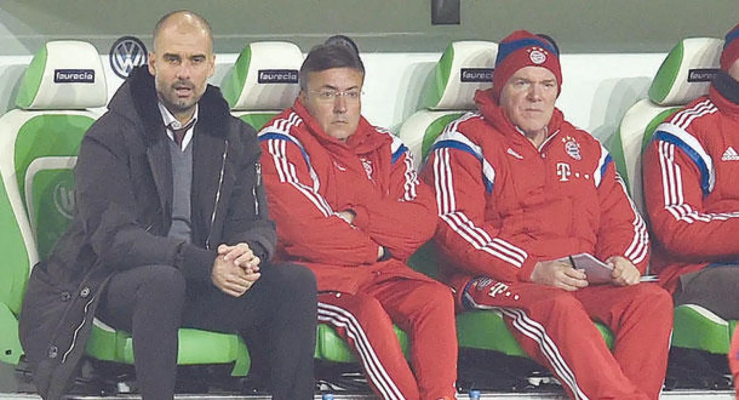 غوارديولا مدرب البايرن وجهازه الفني في حالة صدمة من الهزيمة الكبيرة أمام فولفسبورغ (أ.ب)