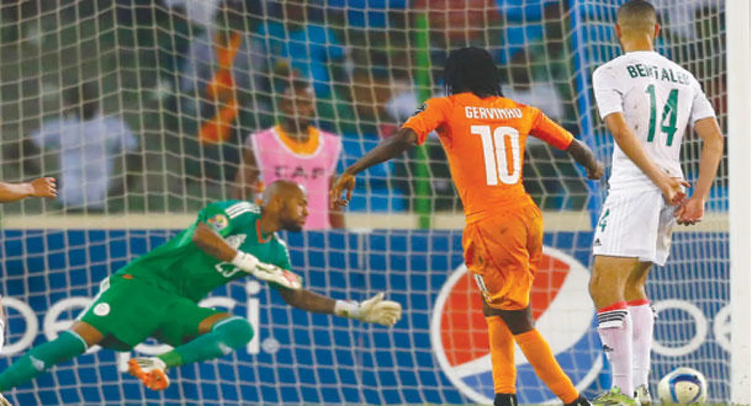 جرفينيو نجم ساحل العاج (رقم 10) يتابع تسديدة وهي في طريقها لشباك مبلوحي حارس الجزائر (رويترز)