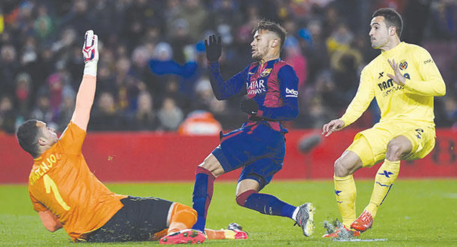 نيمار نجم برشلونة (في الوسط) يصوب نحو مرمى فياريال (أ.ف.ب)